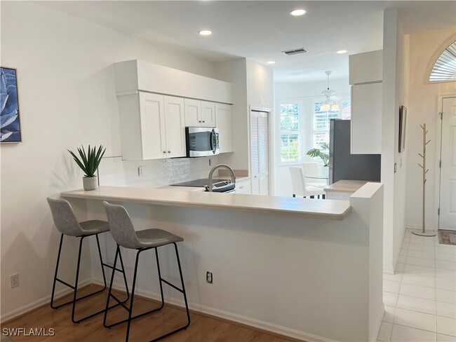 25040 Bay Cedar Dr in Bonita Springs, FL - Foto de edificio - Building Photo