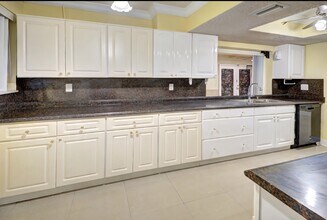 2933 NW 48th St in Fort Lauderdale, FL - Building Photo - Building Photo