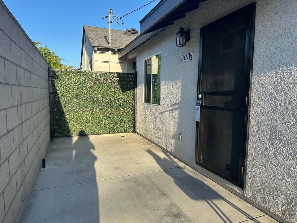 2411 Seabright Ave in Compton, CA - Building Photo