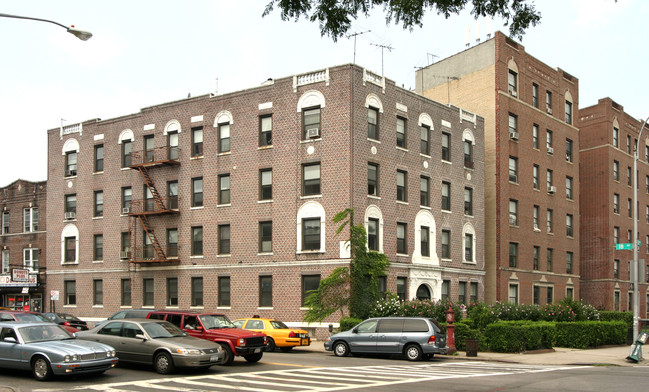 622 Ocean Pkwy in Brooklyn, NY - Foto de edificio - Building Photo