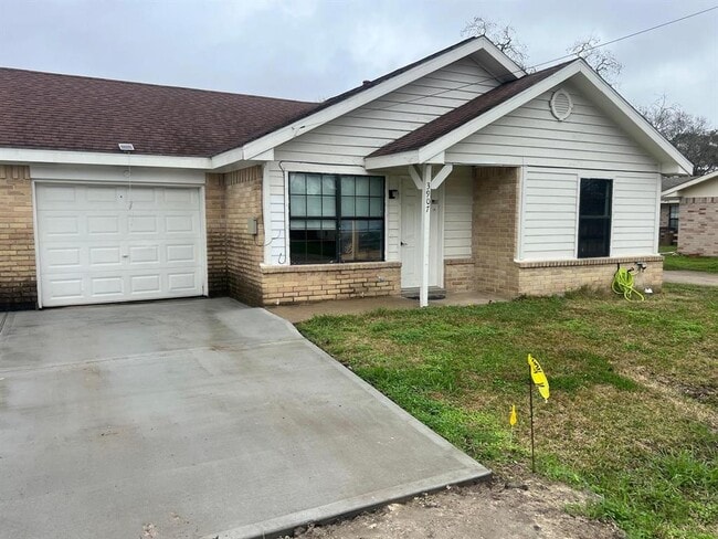 property at 3907 Cinnamon Cove Dr