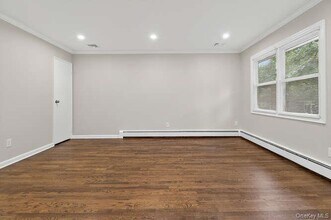 39 Yennicock Ave in Port Washington, NY - Building Photo - Building Photo