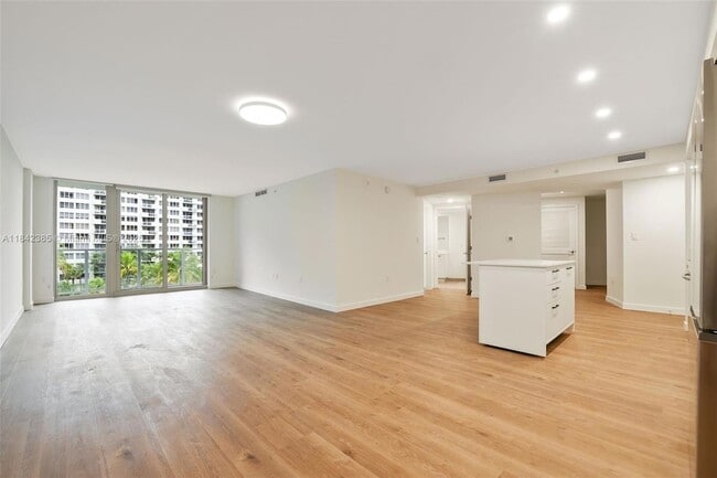 1500 Bay Rd, Unit N-0323 in Miami Beach, FL - Building Photo - Building Photo