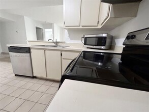 400 Palm Cir W in Pembroke Pines, FL - Building Photo - Building Photo