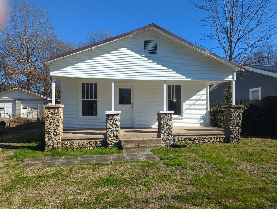 722 Indian Ave in Rossville, GA - Building Photo