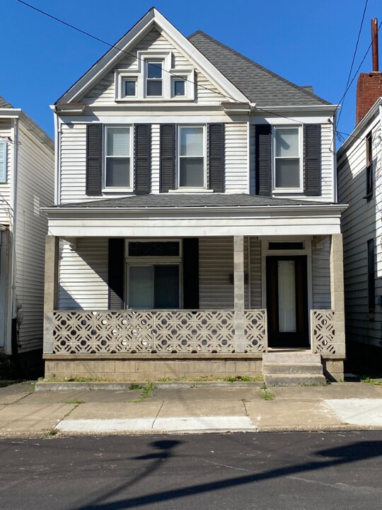 812 Ohio Ave in Glassport, PA - Building Photo