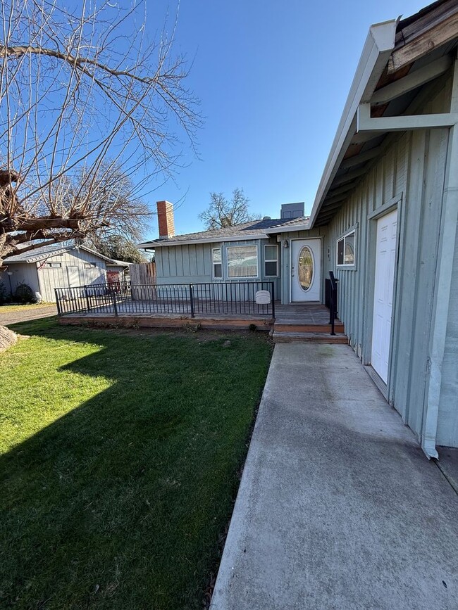 1605 Oakdale Ln in Redding, CA - Building Photo - Building Photo