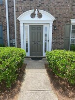 2858 Parkway Close in Lithonia, GA - Building Photo