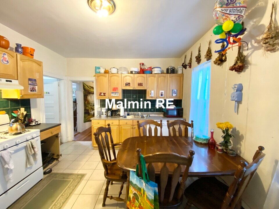 34 Darling St, Unit 2 in Boston, MA - Foto de edificio