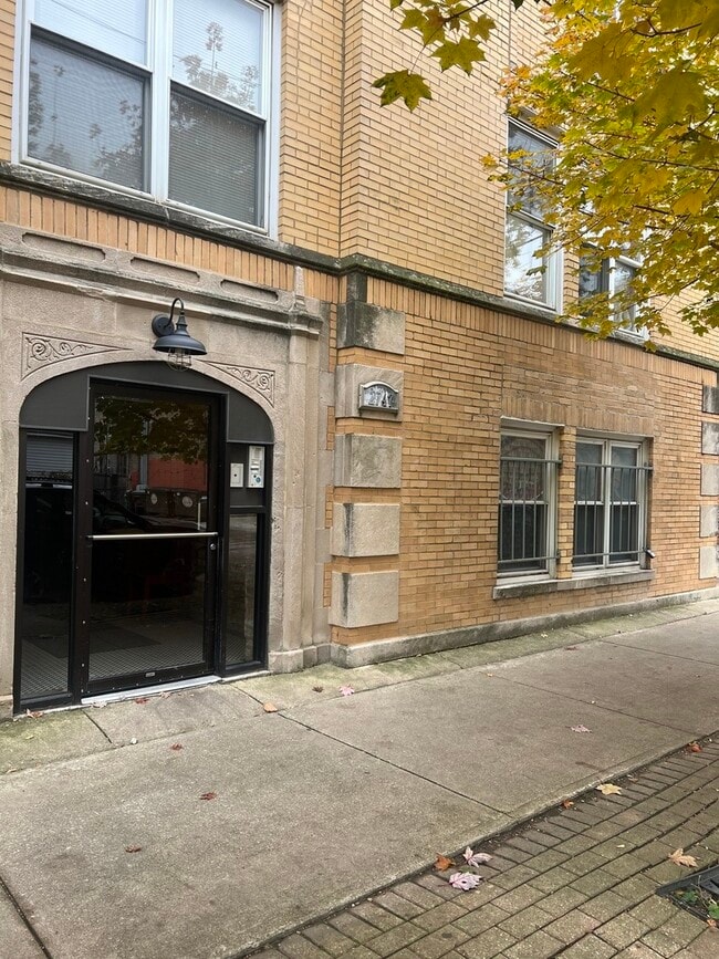 property at 2747 W Le Moyne St