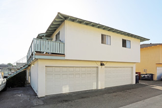 16571 Delton Cir in Huntington Beach, CA - Building Photo - Building Photo