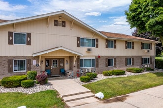 Barton Avenue Estates in West Bend, WI - Foto de edificio - Building Photo