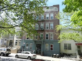 552 56th St Apartments