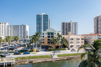 Capo Mar in Miami Beach, FL - Foto de edificio - Building Photo