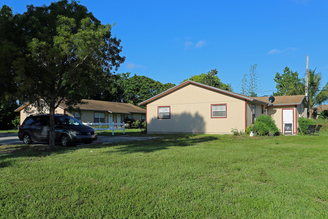 4107 42nd Way S in Lake Worth, FL - Building Photo - Building Photo