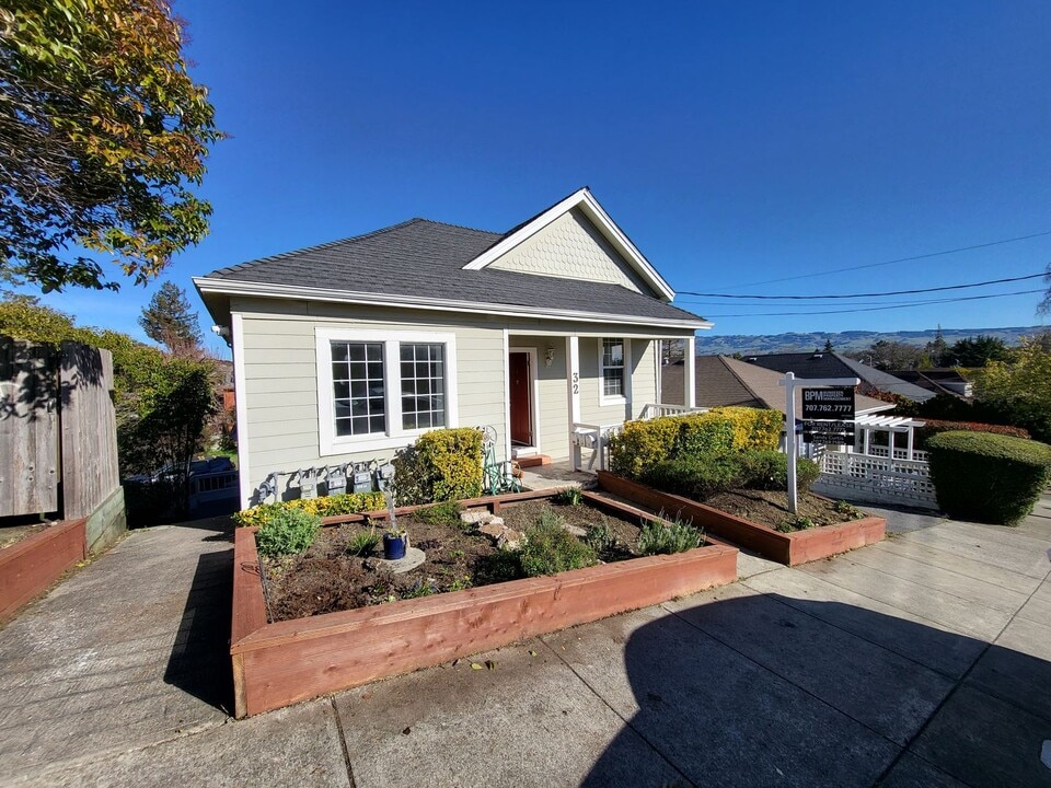 32 West St in Petaluma, CA - Building Photo