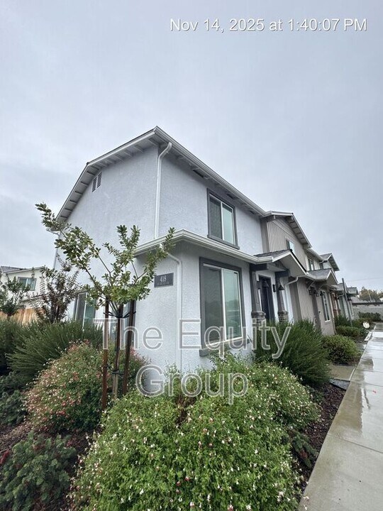 418 S Summit St in Visalia, CA - Building Photo