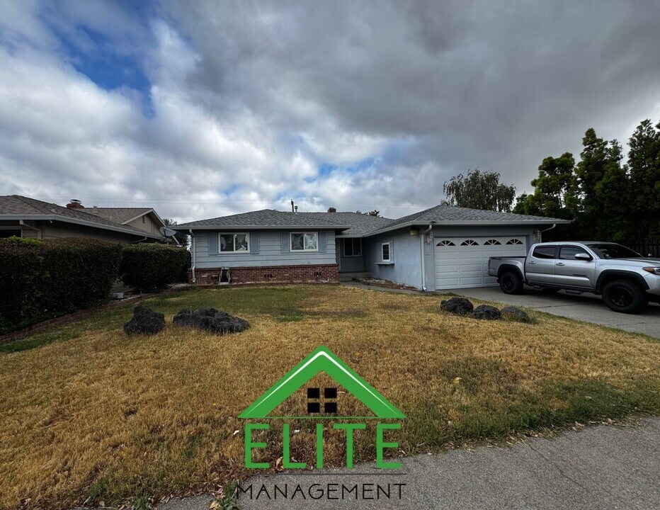 1949 Newport Ave in Sacramento, CA - Building Photo