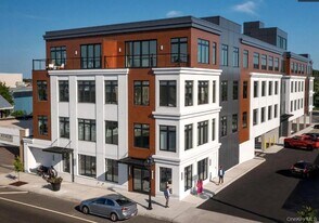 331 E Main St in Riverhead, NY - Building Photo