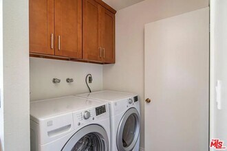 18110 Killion St in Los Angeles, CA - Building Photo - Building Photo