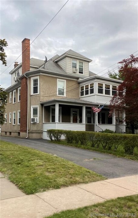 22 Maplewood Ave in West Hartford, CT - Building Photo