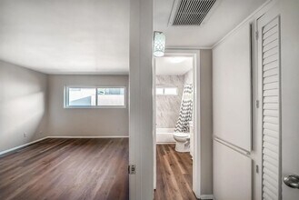 5328 Newcastle Ave, Unit 30 in Encino, CA - Foto de edificio - Building Photo