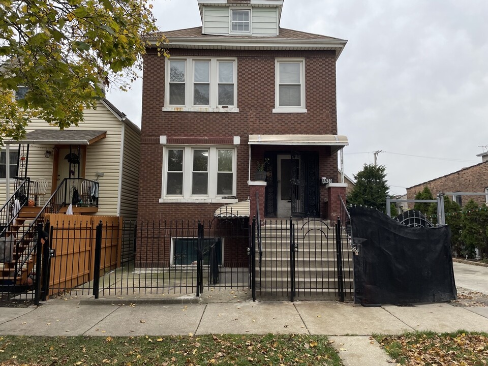 4530 S Whipple St in Chicago, IL - Building Photo