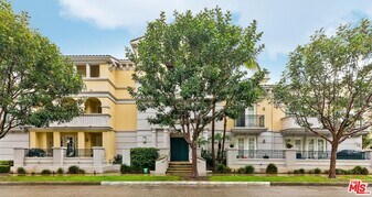 7101 Playa Vista Dr in Los Angeles, CA - Building Photo