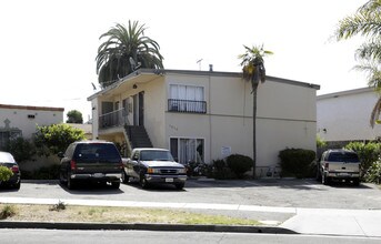 1219-1221 Center Ave in Oceanside, CA - Foto de edificio - Building Photo