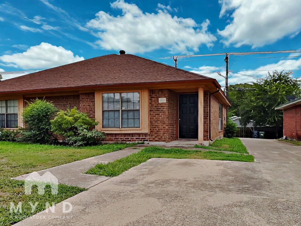 2216 Summer Day Dr in Arlington, TX - Foto de edificio