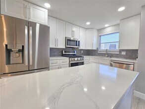 5900 Shore Blvd S in Gulfport, FL - Building Photo - Building Photo