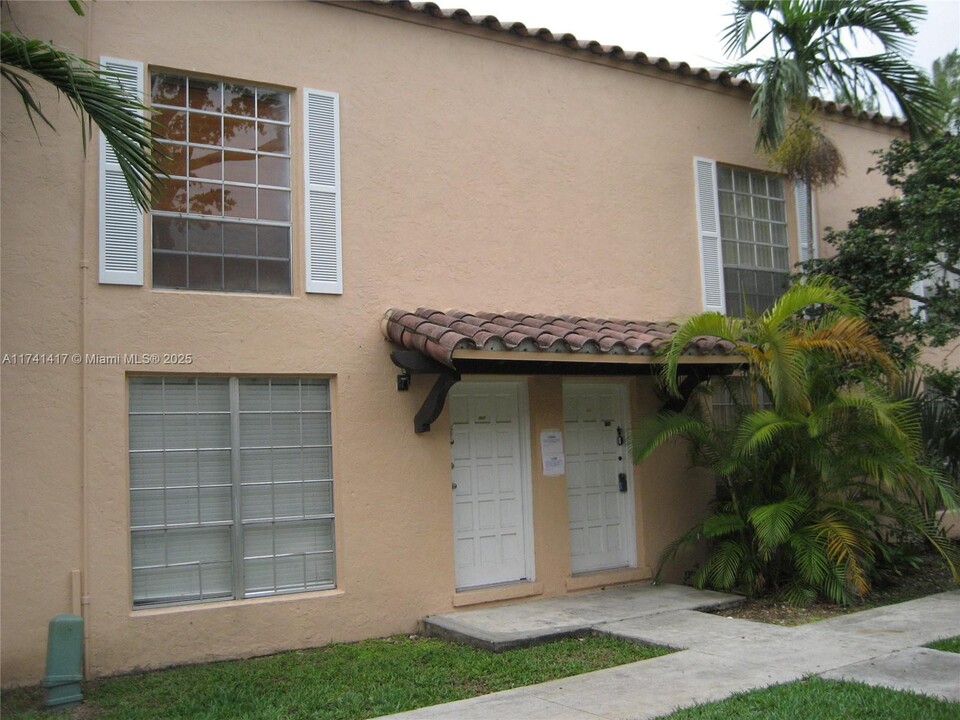 10806 N Kendall Dr in Miami, FL - Building Photo