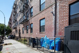 1625 Putnam Ave in Flushing, NY - Foto de edificio - Building Photo