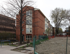 1187 Queen St E in Toronto, ON - Building Photo - Building Photo