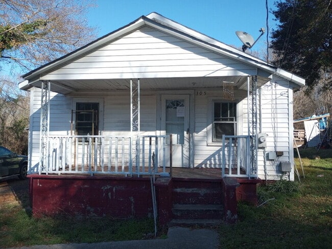 305 River St
