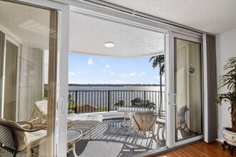 8200 Lakeshore Dr in Hypoluxo, FL - Building Photo - Building Photo