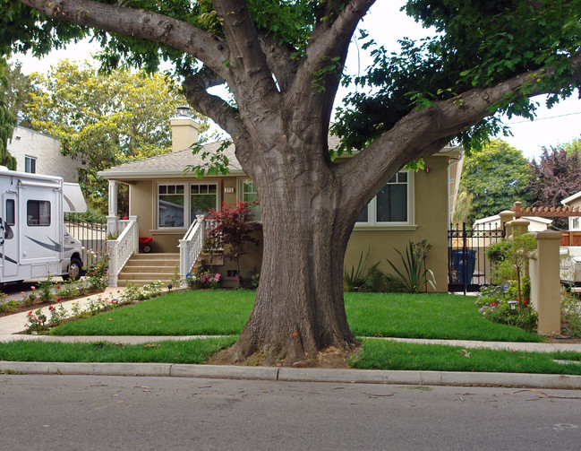 225 Dwight Rd in Burlingame, CA - Foto de edificio - Building Photo