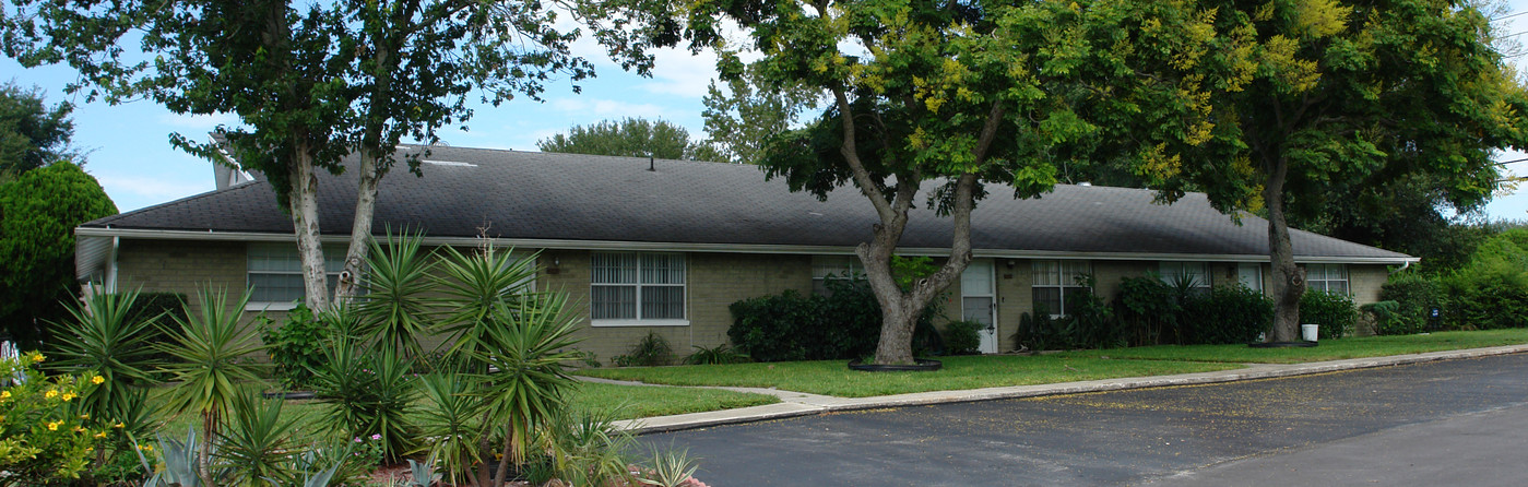 6443-6447 Eric Dr in New Port Richey, FL - Foto de edificio