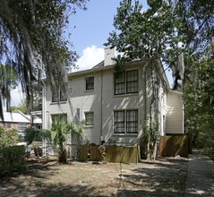 715 N Calhoun St in Tallahassee, FL - Foto de edificio - Building Photo