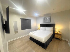 6715 NE Miami Pl in Miami, FL - Foto de edificio - Building Photo