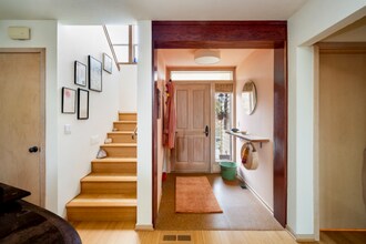 17617 NW Sauvie Island Rd in Portland, OR - Foto de edificio - Building Photo