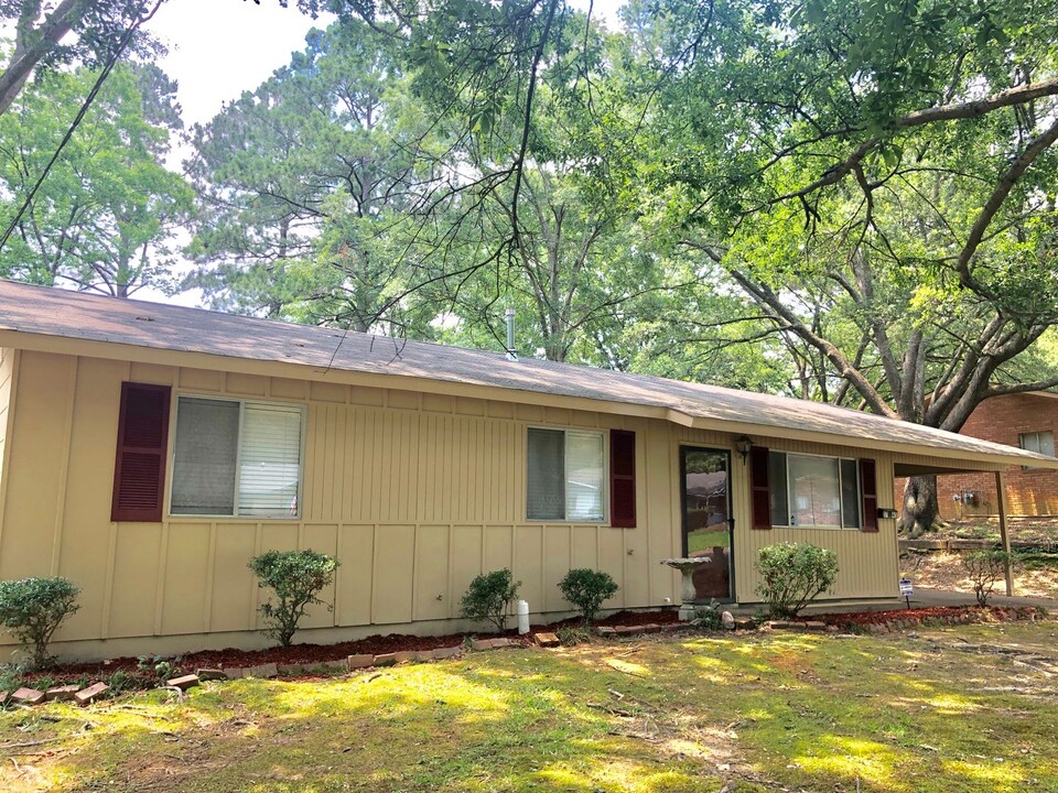 1745 Woody Dr in Jackson, MS - Building Photo