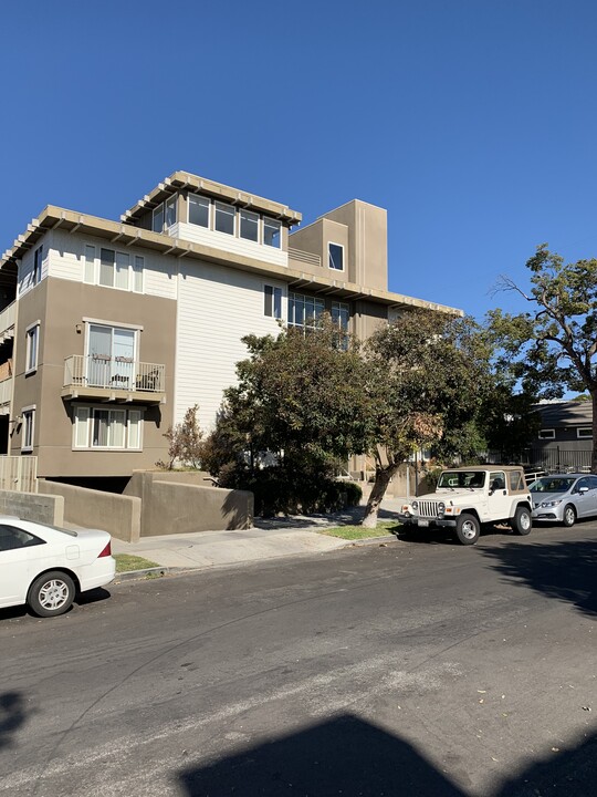 10717 Lawler St, Unit 2nd floor 202 in Los Angeles, CA - Foto de edificio