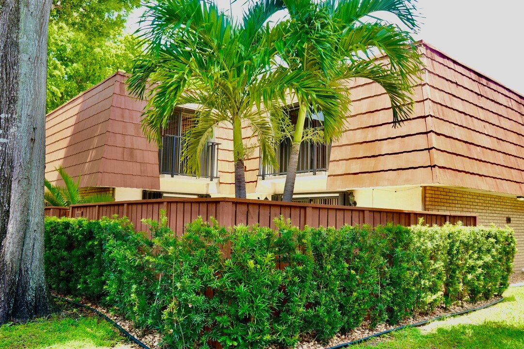 627 Buttonwood Ln in Boynton Beach, FL - Building Photo