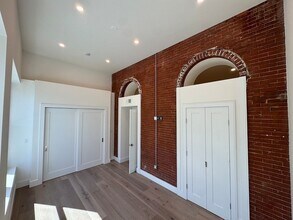 100 Captains Row, Unit 104 in Chelsea, MA - Foto de edificio - Building Photo