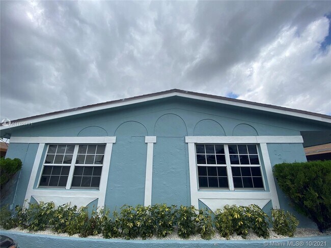 725 NW 4th Ave-Unit -1-4 in Fort Lauderdale, FL - Building Photo - Building Photo