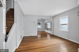 303 S Wayne St in Arlington, VA - Building Photo - Building Photo