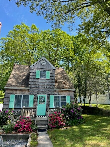 9 Bayview Ct in East Setauket, NY - Building Photo