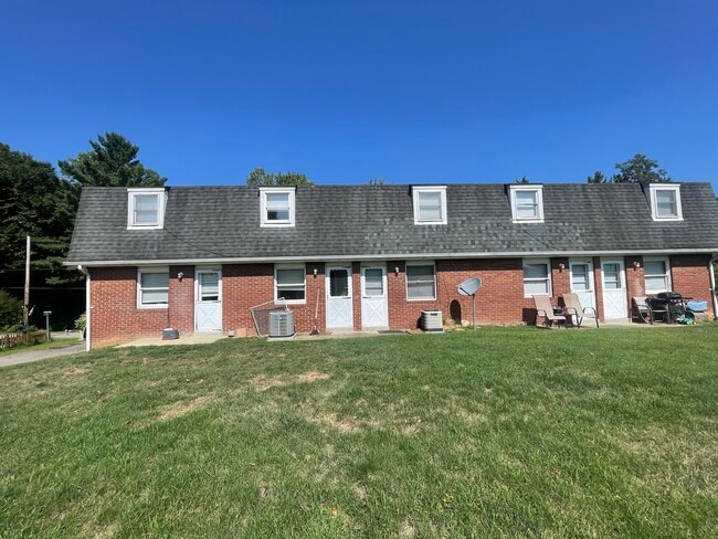 155 Garfield Way in Follansbee, WV - Foto de edificio - Building Photo