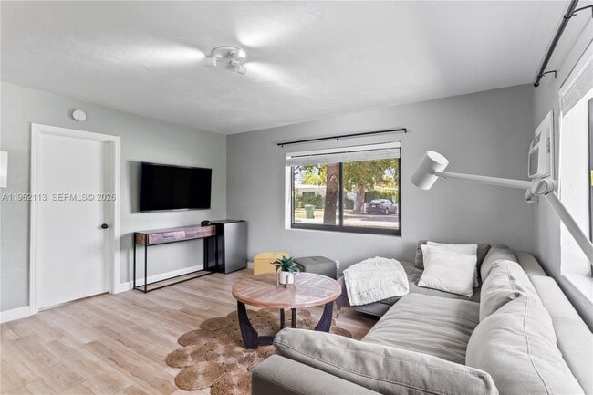 715 NE 6th St in Hallandale Beach, FL - Building Photo - Building Photo